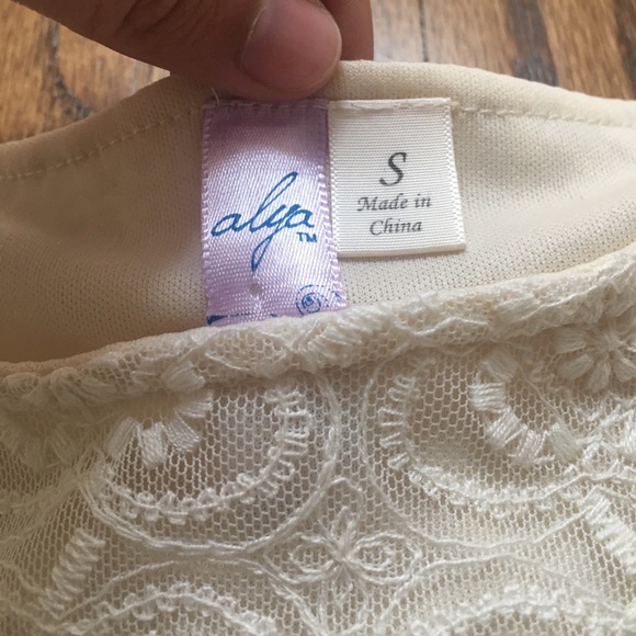 Cream and lace crop top - Picture 3 of 3