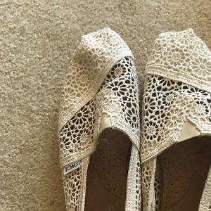 White lace toms