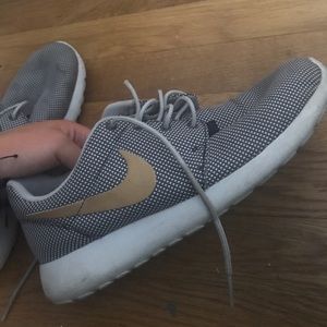 Women's Roshes