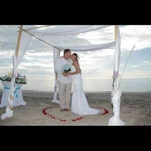 Beautiful Lace Wedding Dress w sash and jewelry