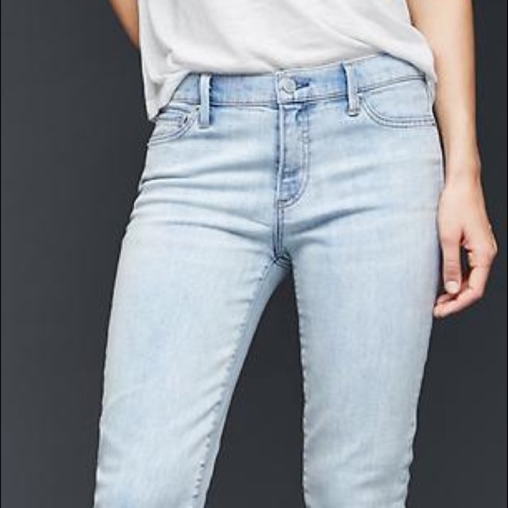 LIGHT WASHED GAP JEANS!!