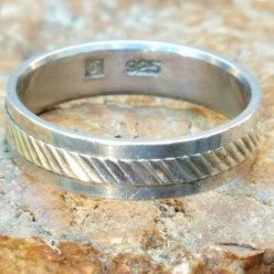 VINTAGE STERLING SILVER BAND RING SIZE 8 1/2