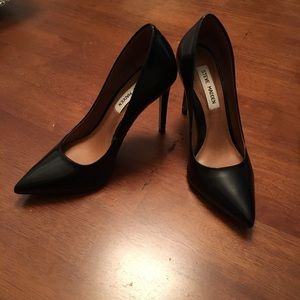 Steve Madden 6.5 black pumps