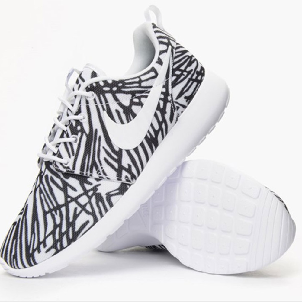 Nike Women's Roshe Run Sneakers, 6 1/2