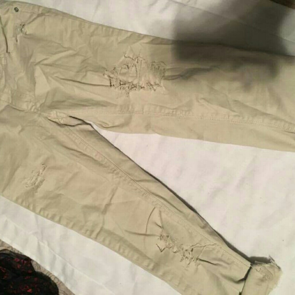 White teen/girl ripped skinny jeans