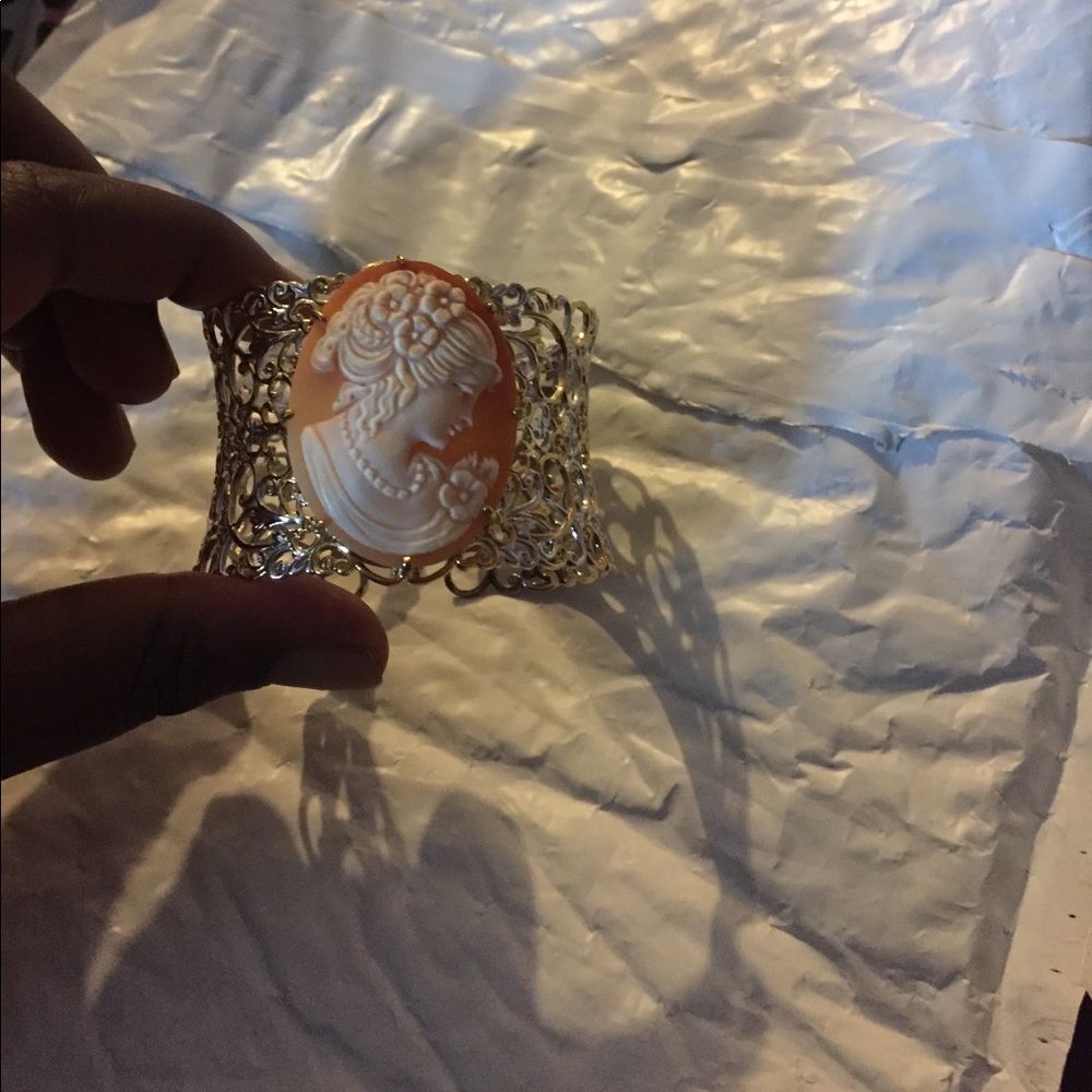 Fine hand carved shell cameo bracelet