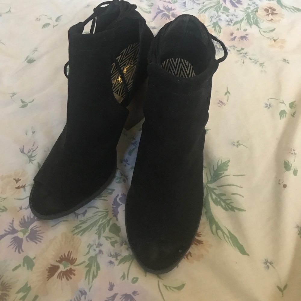 Black wedge shoes