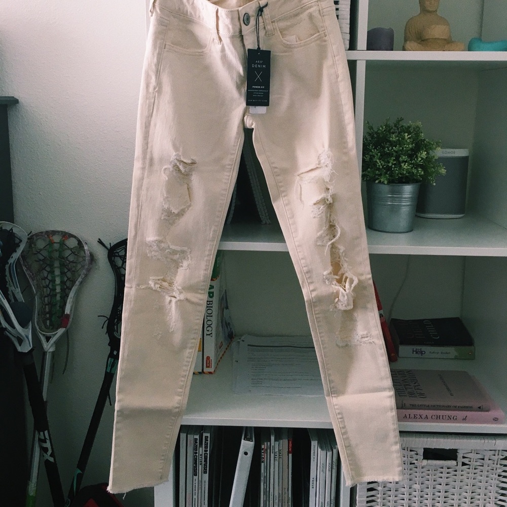 AMERICAN EAGLE off white ripped skinny jeans