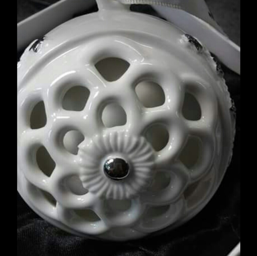 Authentic collectible pandora ball ornament 2011