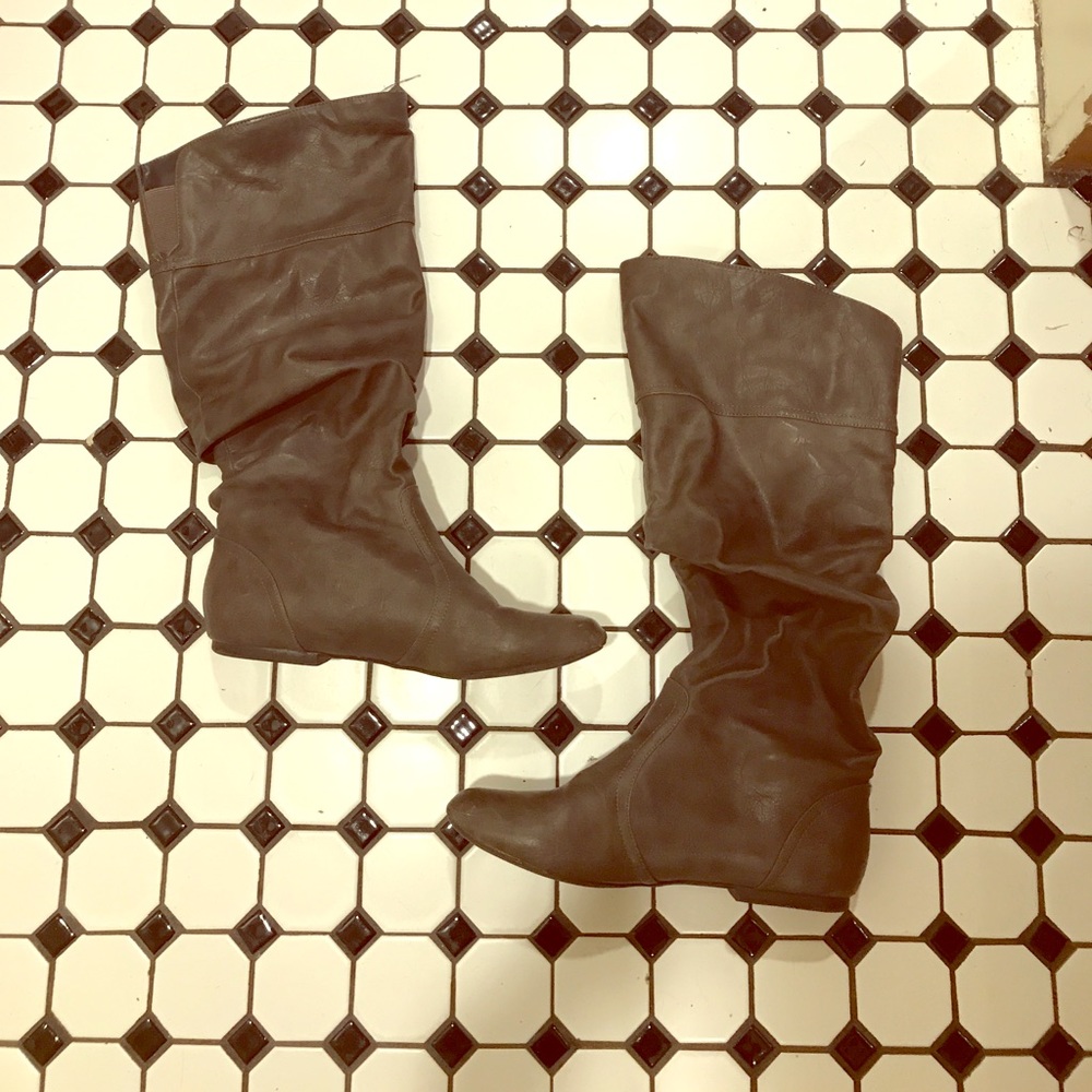 Comfy gray boots