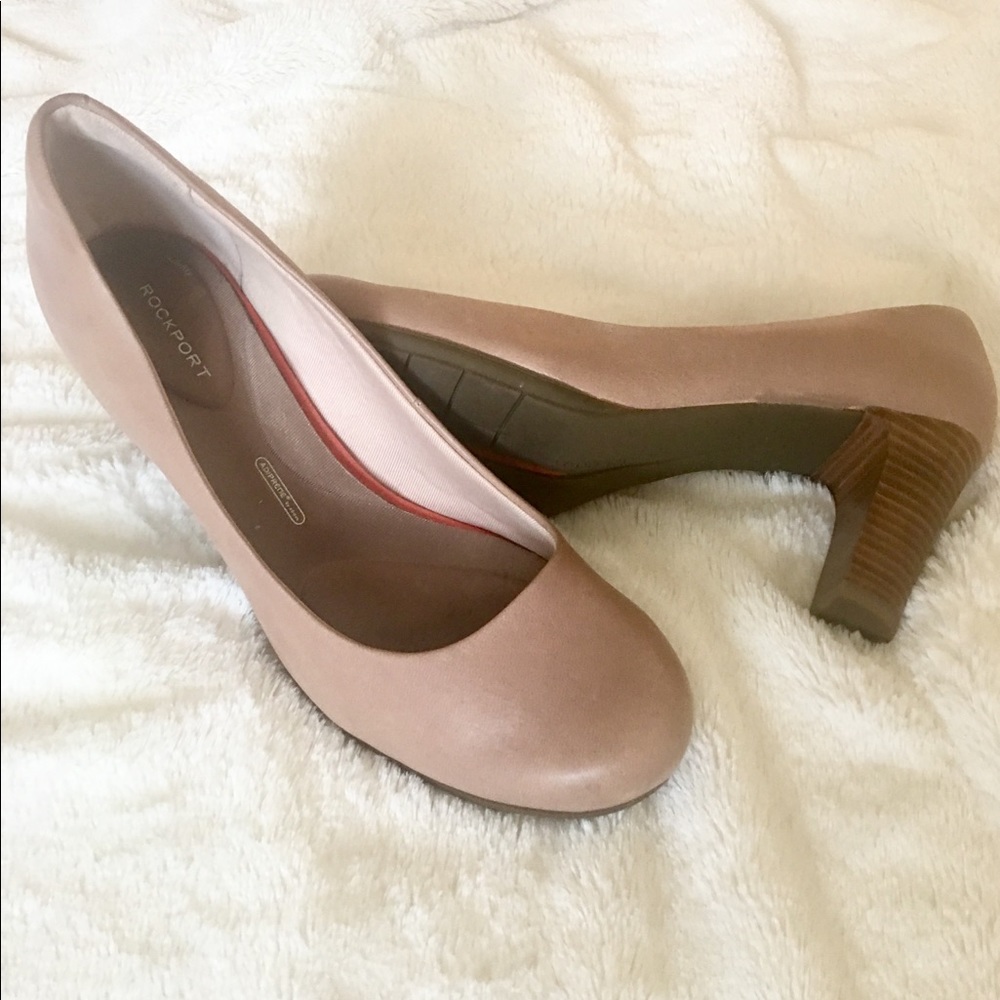 Rockport total motion rounded toe pump size 9