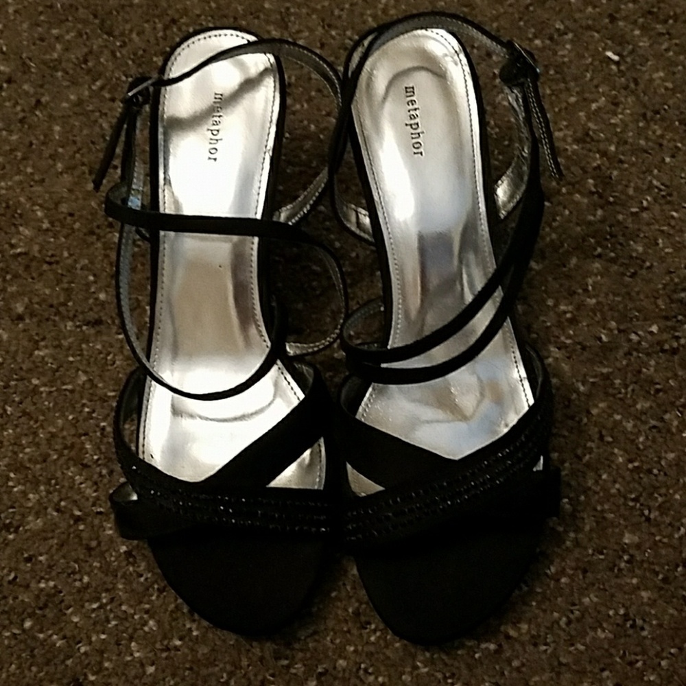Black strappy pump