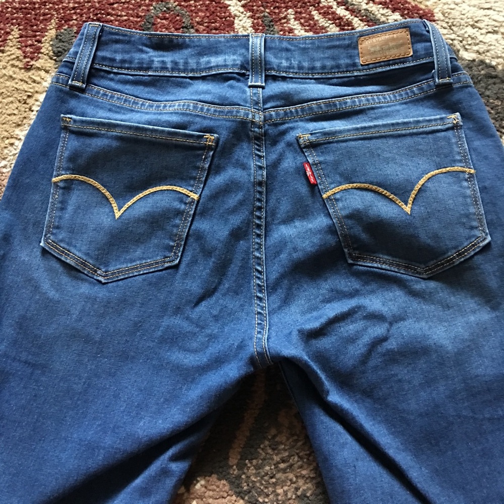Levi Skinny Jeans. Size 28