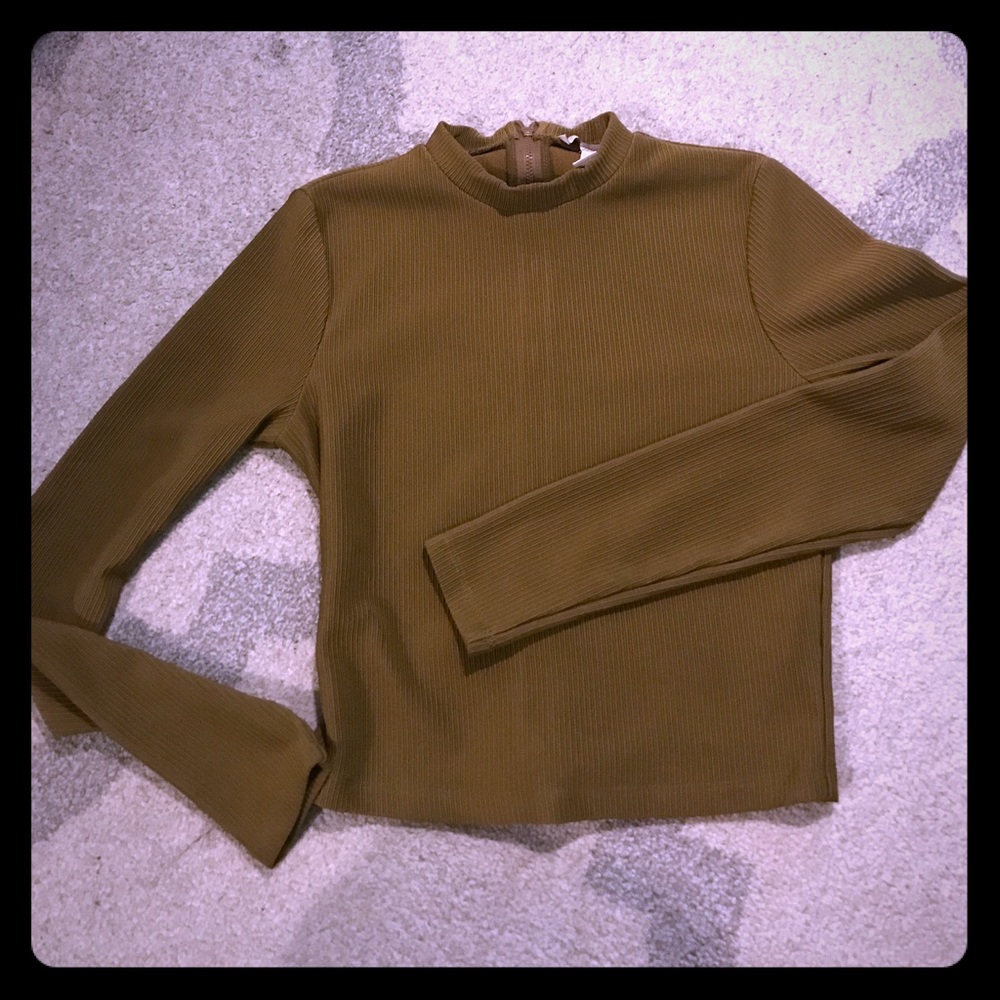 Forever 21 medium top w zipper on back!