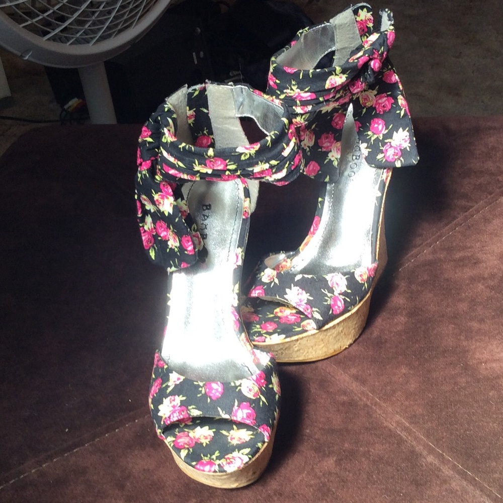 Wedge cork black flower print faux bow