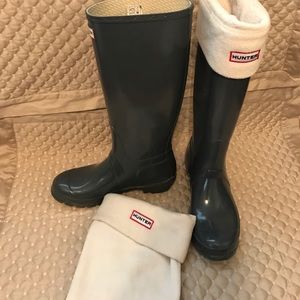 Grey glossy Hunter rain boots with cream Wellies.