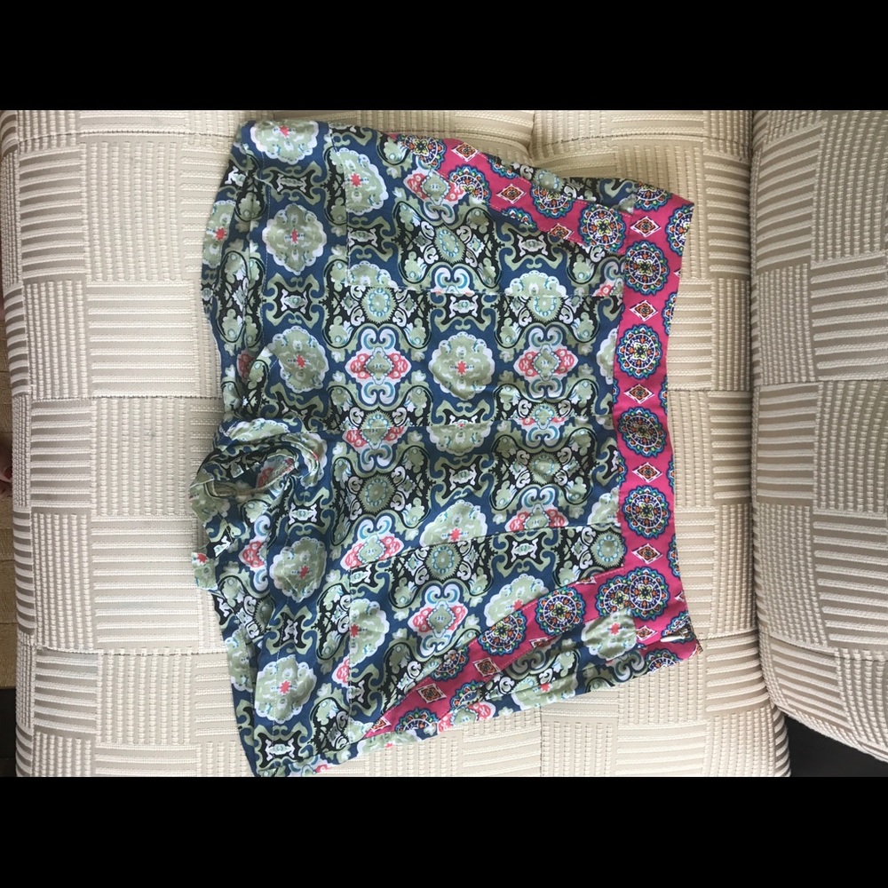 Pattern soft shorts.