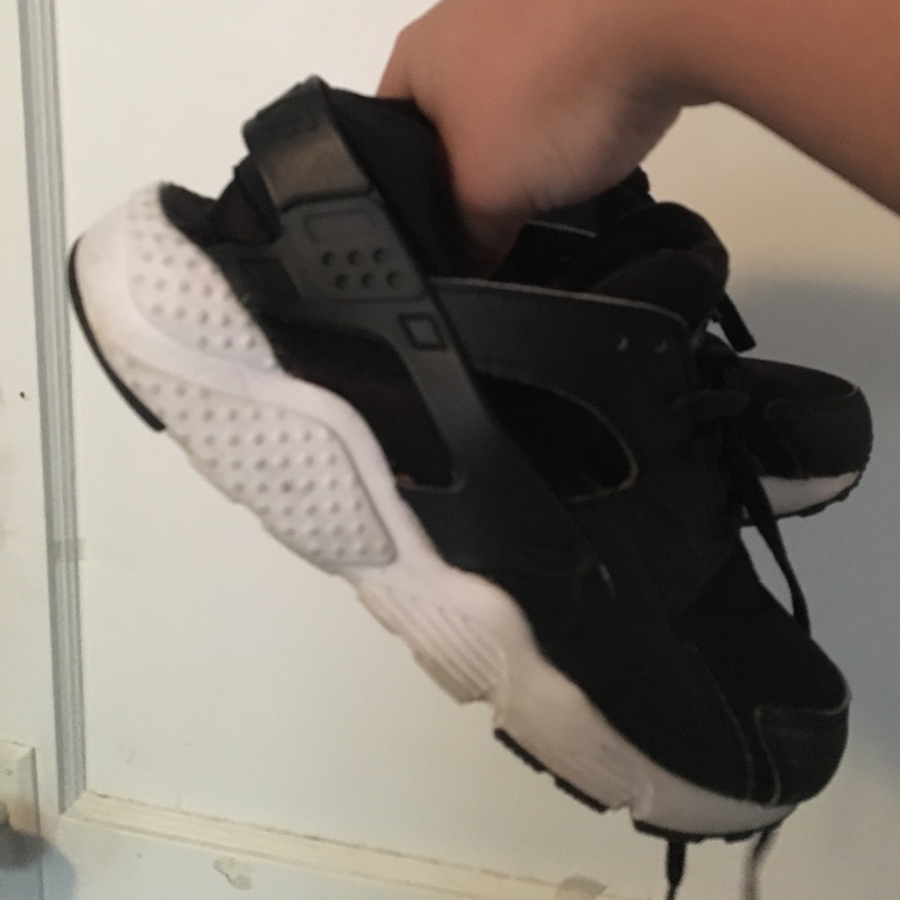 Black and white huaraches