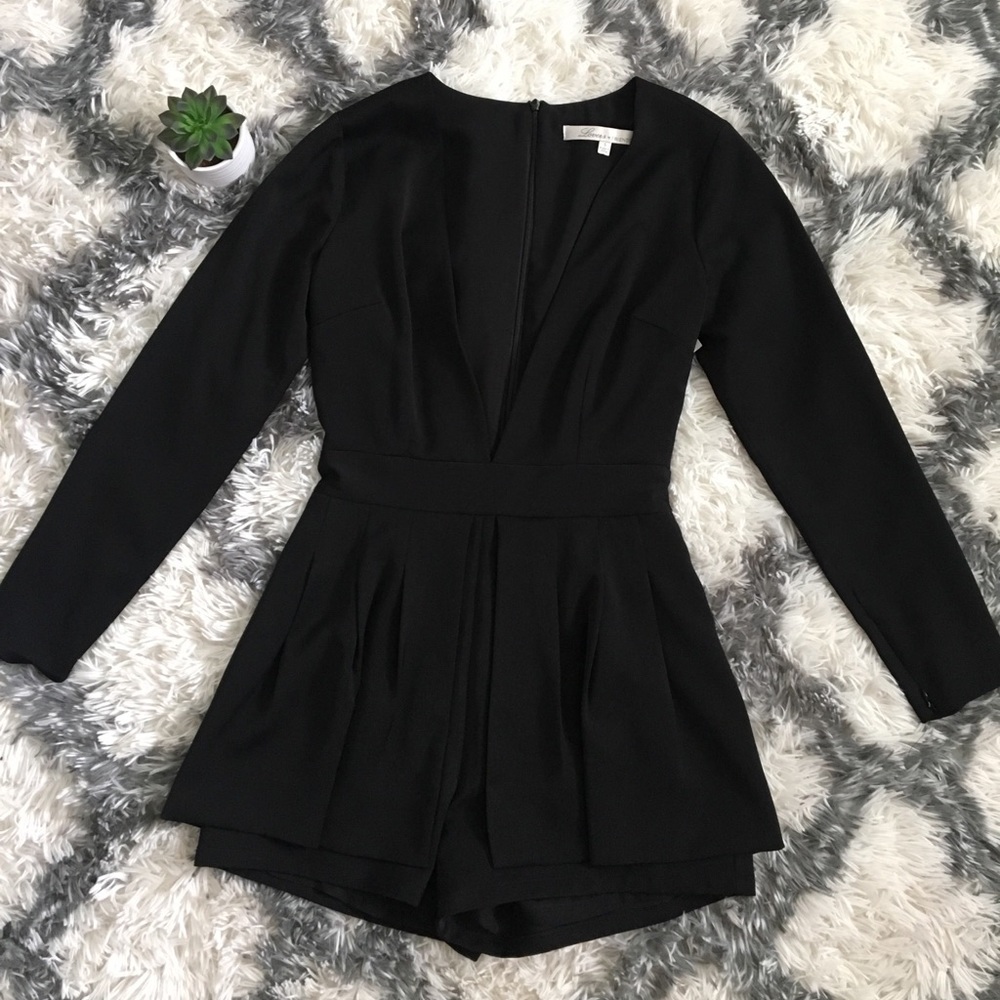 Black romper with pleated cover 😍❤️