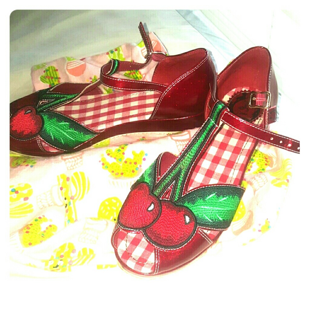 Rockabilly Red Miss L-Fire cherry bomb shoes
