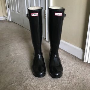 Black Glossy Hunter rain boots.