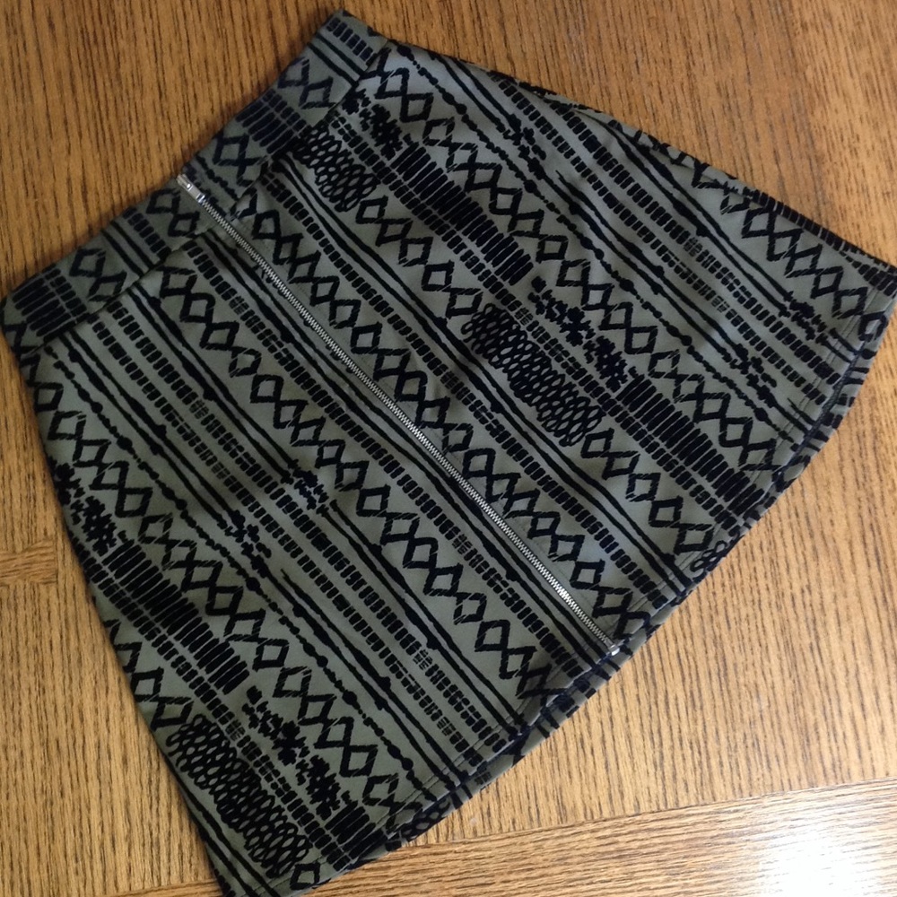 Skirt with felt/velvet pattern and zipper
