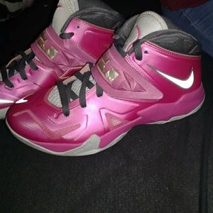 lebron soldier 7 breast cancer