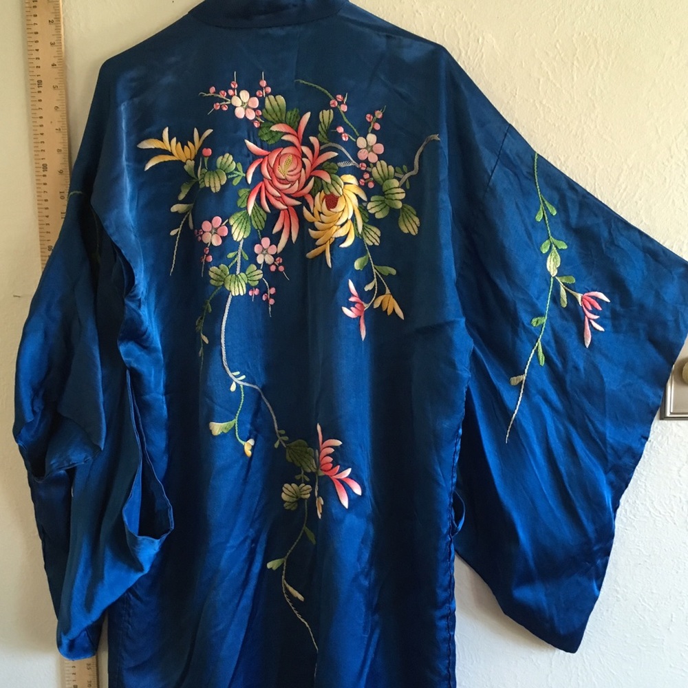 Kimono hand sewn! Satiny double fabric embroidered