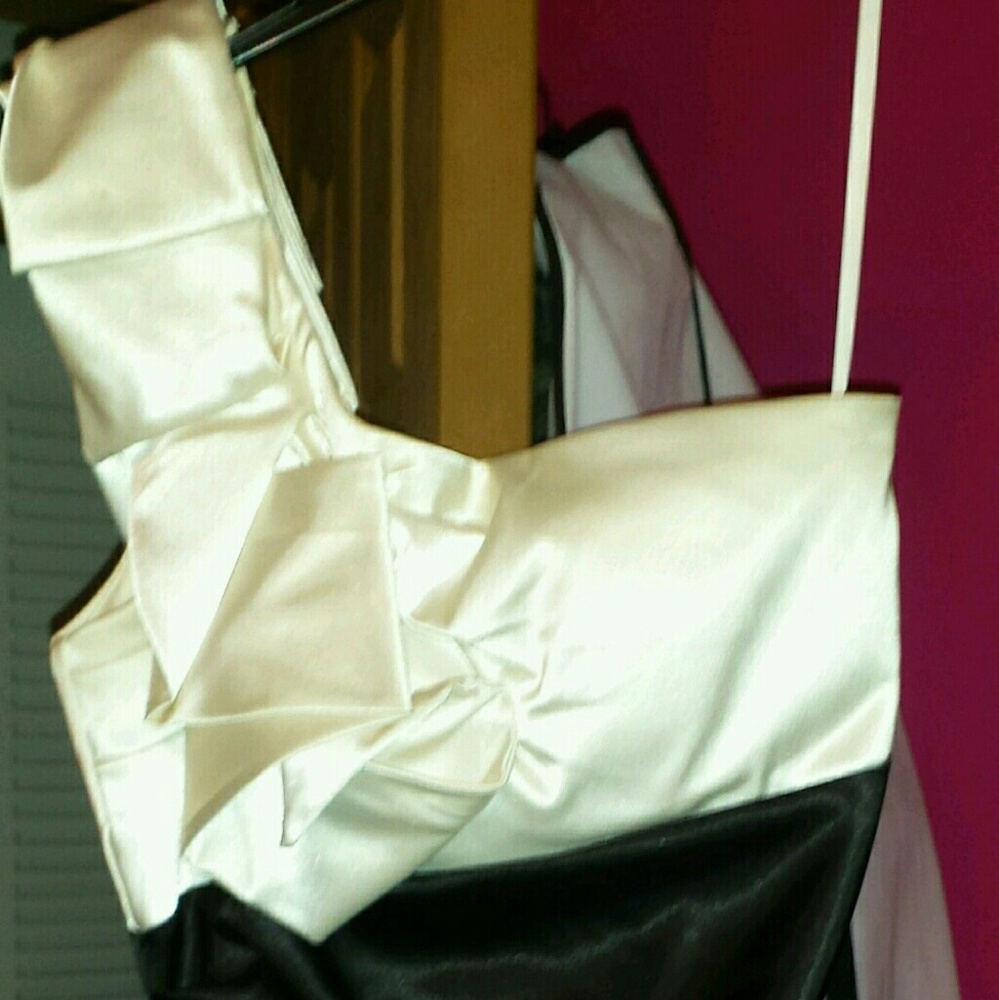 Dress - Picture 2 of 2
