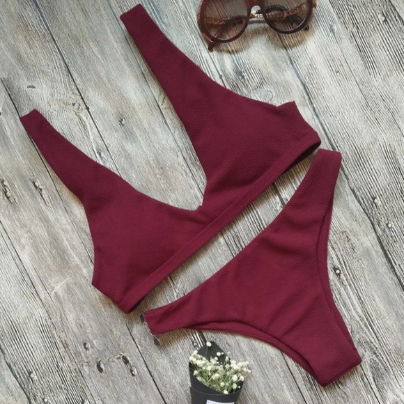✨MUST GO✨ Burgundy textured plunge bikini - Picture 1 of 5