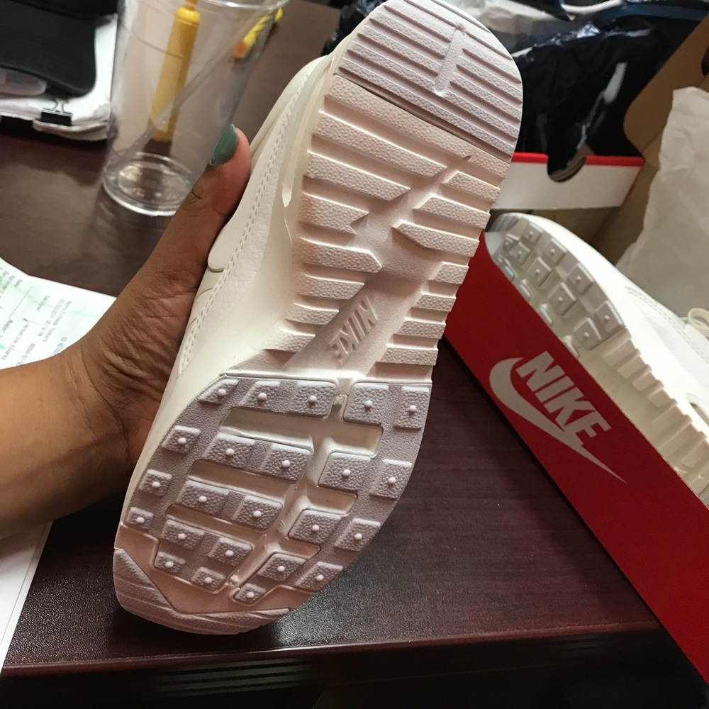 Nike white sneaker size 5 - Picture 3 of 4