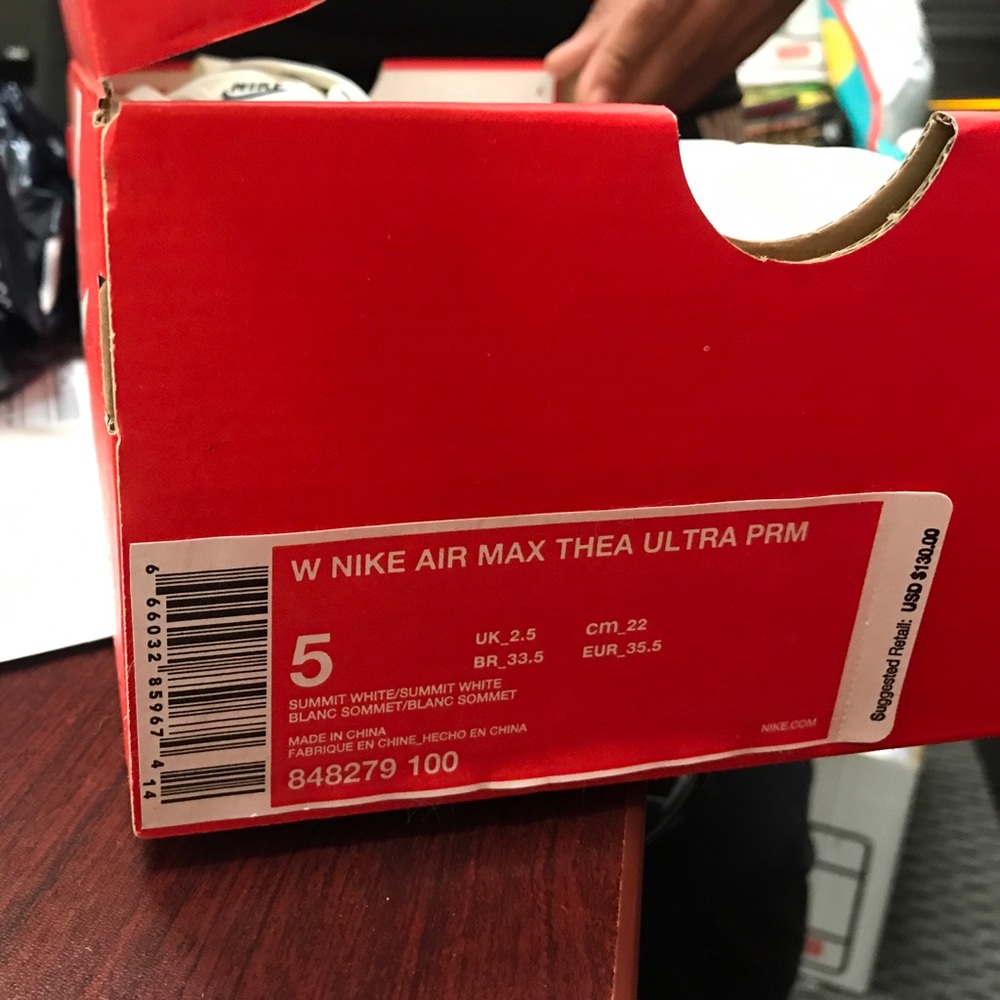 Nike white sneaker size 5 - Picture 4 of 4