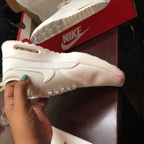 Nike white sneaker size 5 - Picture 2 of 4