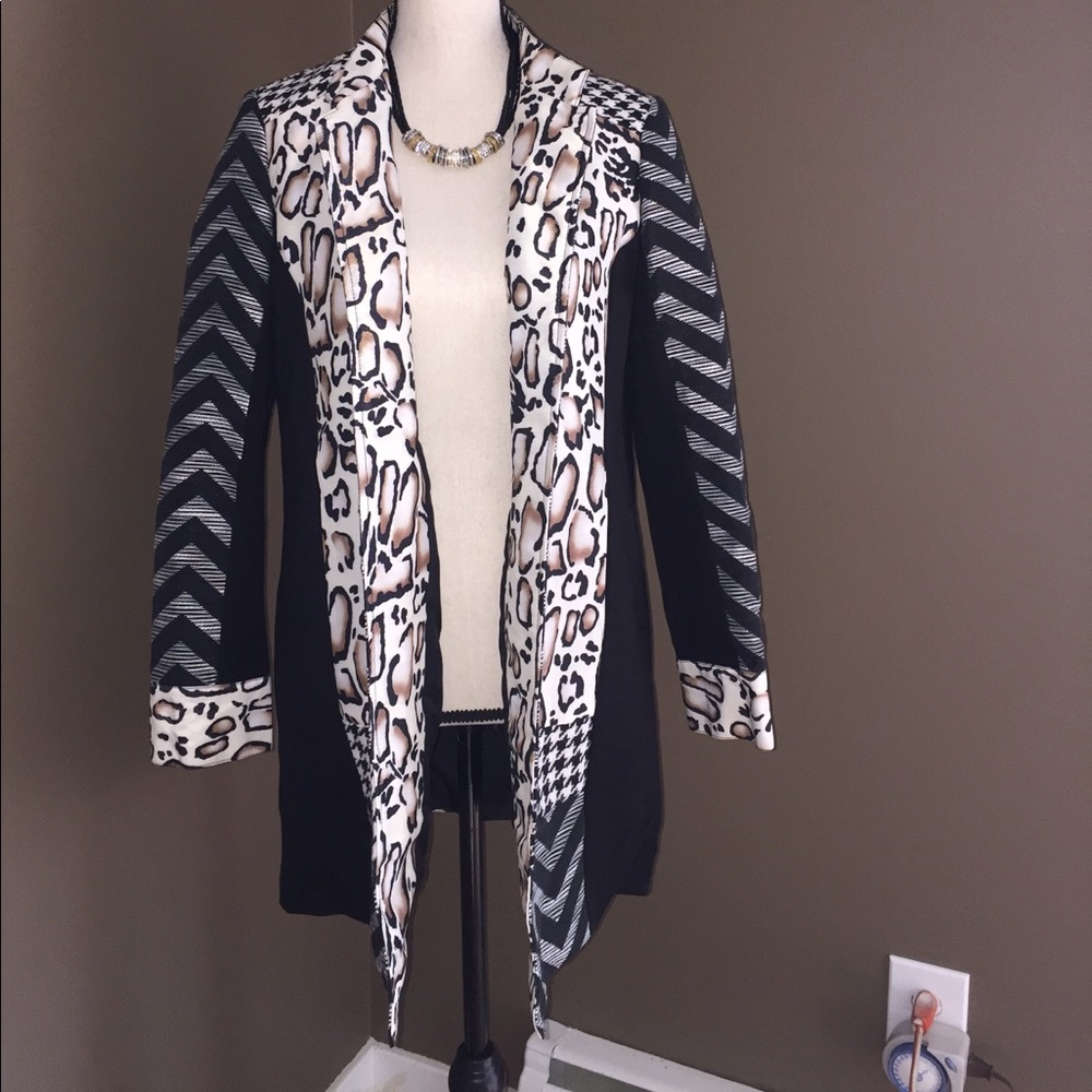 Long open jacket in animal prints.