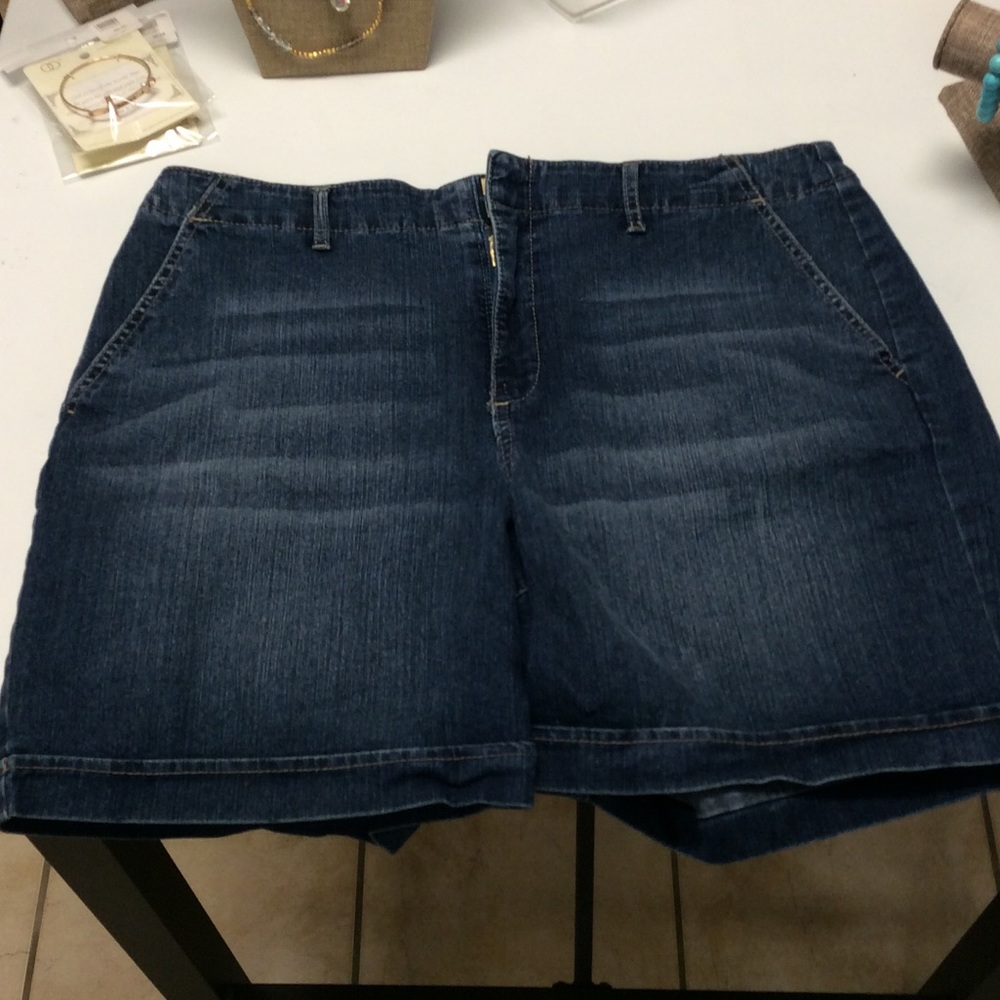 Bandolino (Belk) Jean Shorts Size 12