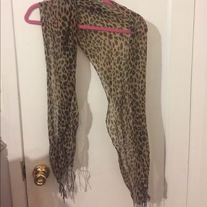 LEAPORD ACCENT SCARF