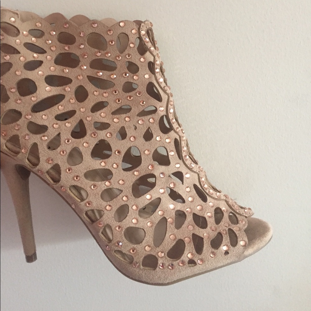 Glittery Suede Pumps with Scalloped Detail