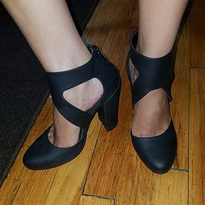 Worn once black heels