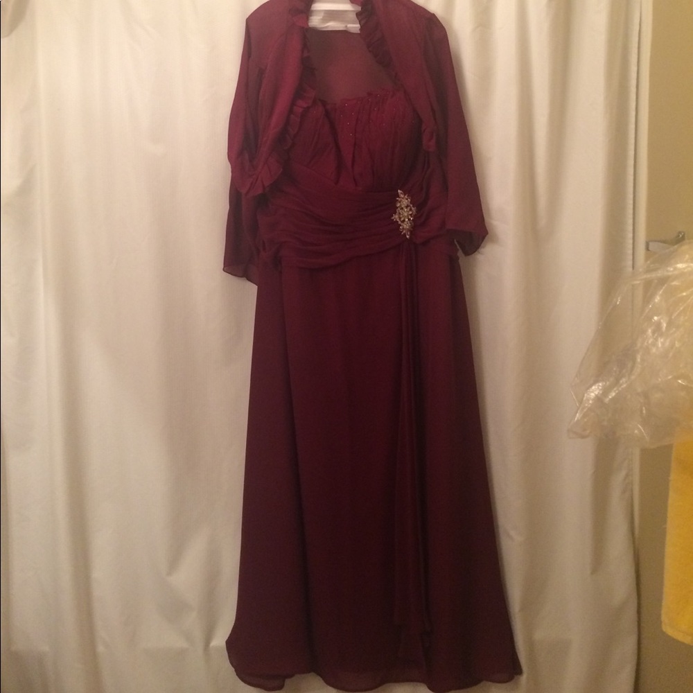 PRICE REDUCED MayQueen burgandy strapless formal
