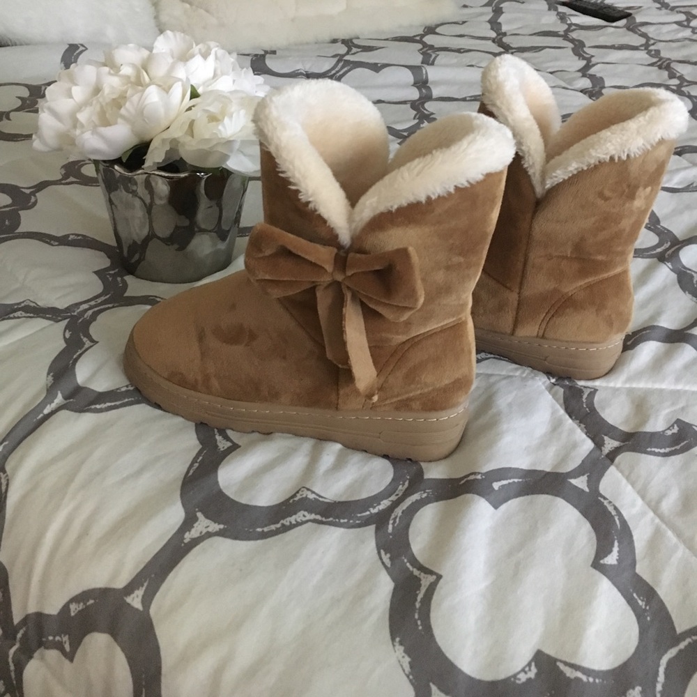 Cute bow boots! Barely worn :)