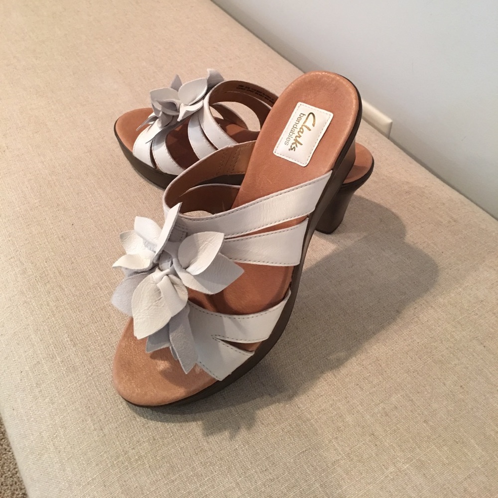 Clark's white sandals 9.5M