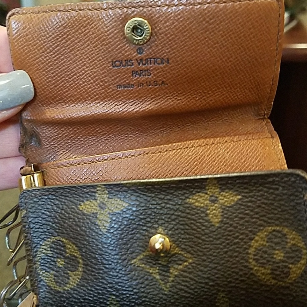 Louis Vuitton authentic 6 key holder