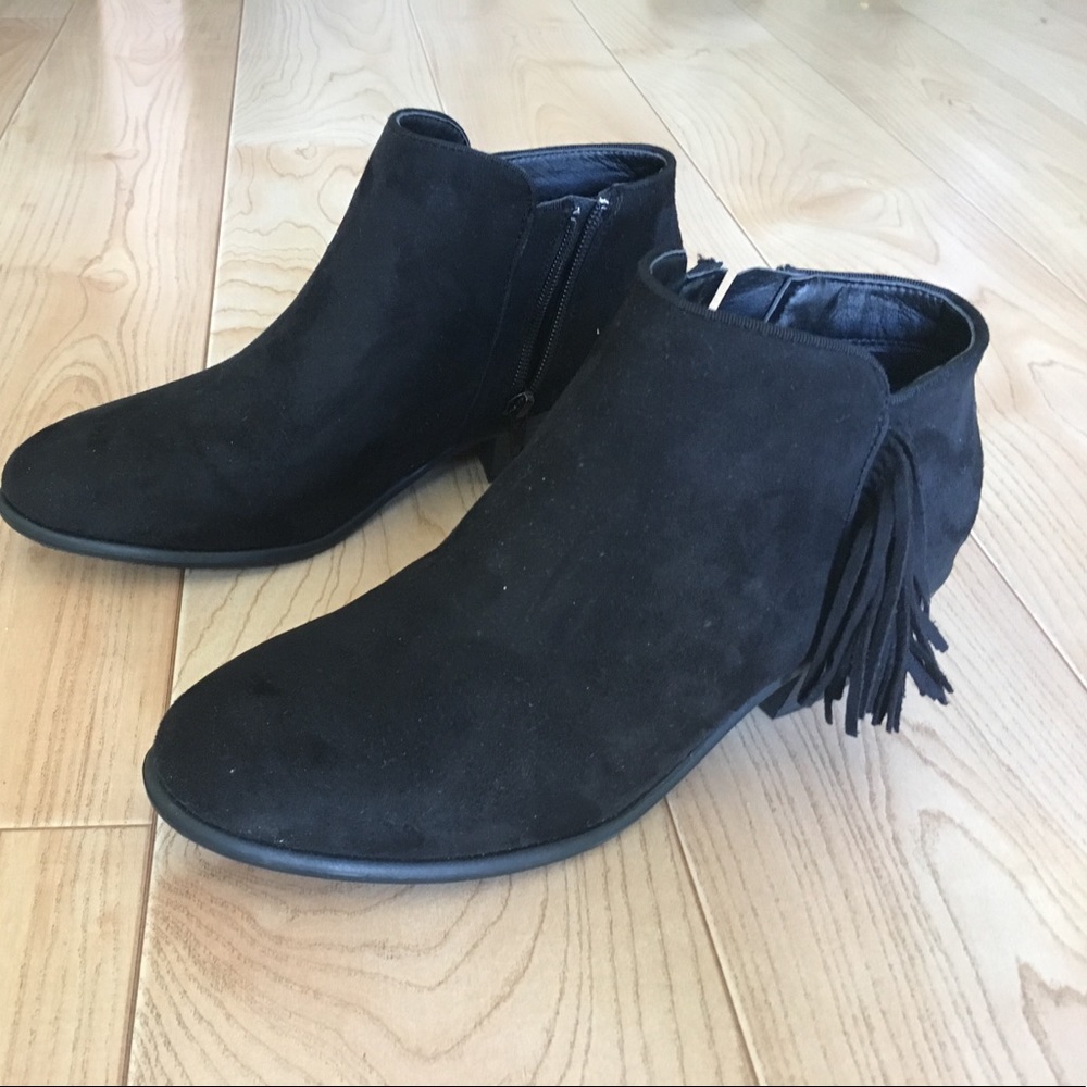 NEW NO TAG Black suede like fringe booties, black.