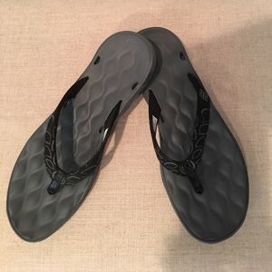 Columbia black flip flops 10B