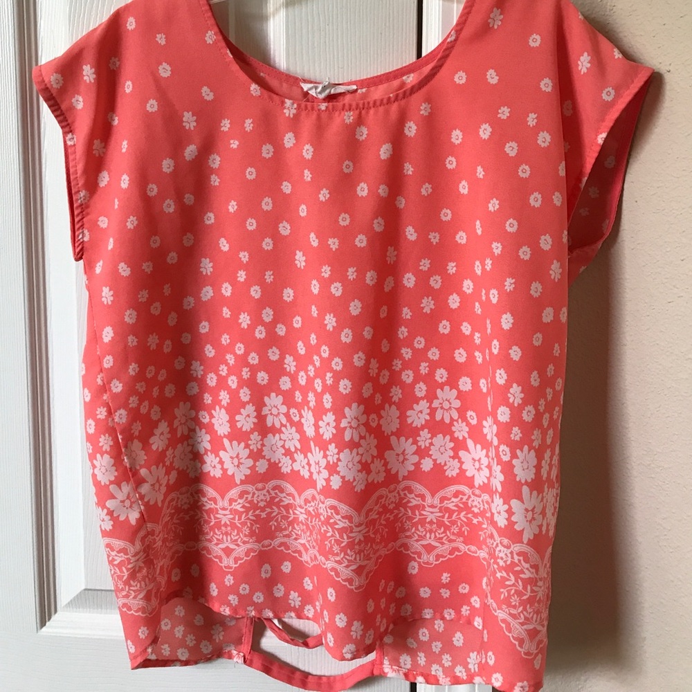 Short sleeved shirt with open lower back