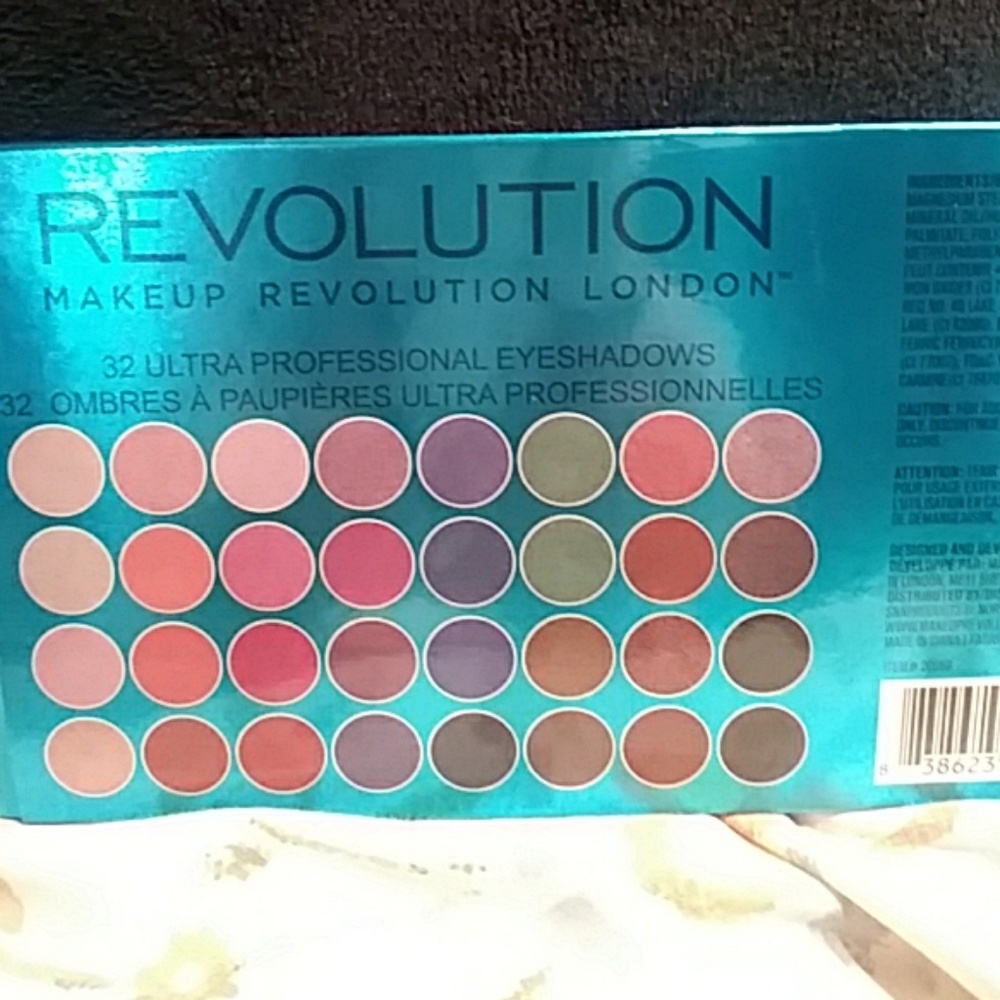 New!!!!Make up pallet Revolution