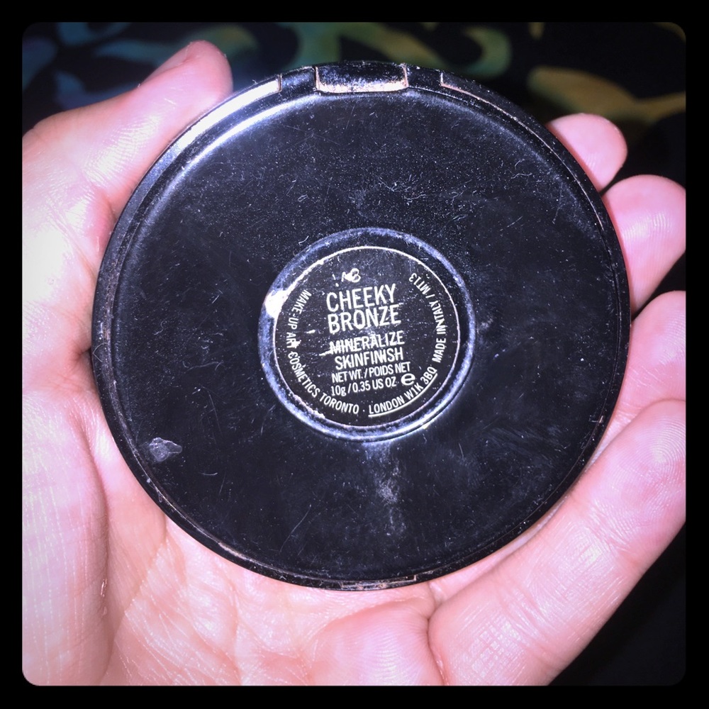 MAC  cheeky bronze highlighter