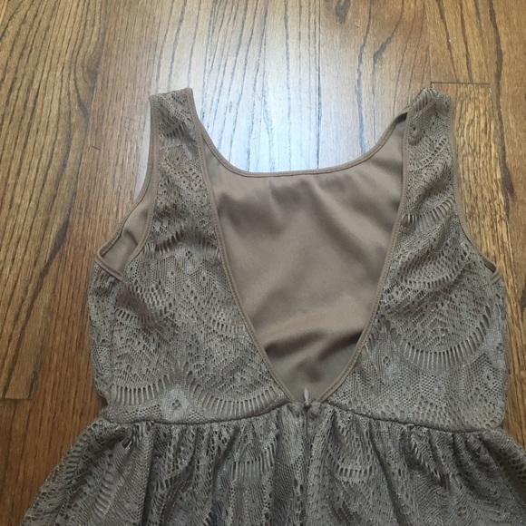 Low back lace dress - Picture 2 of 4