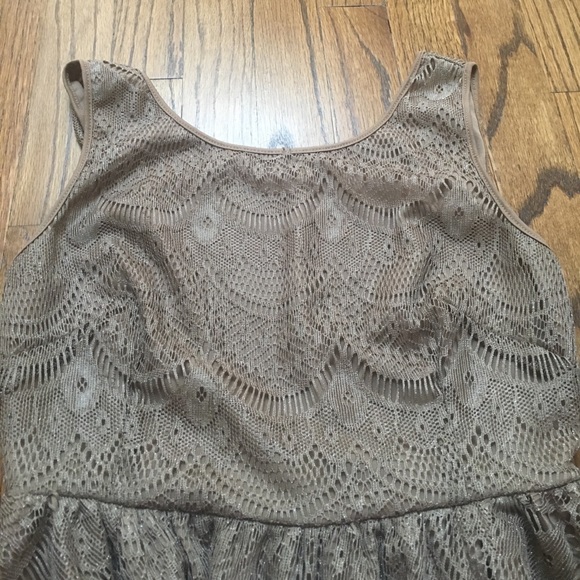 Low back lace dress - Picture 3 of 4