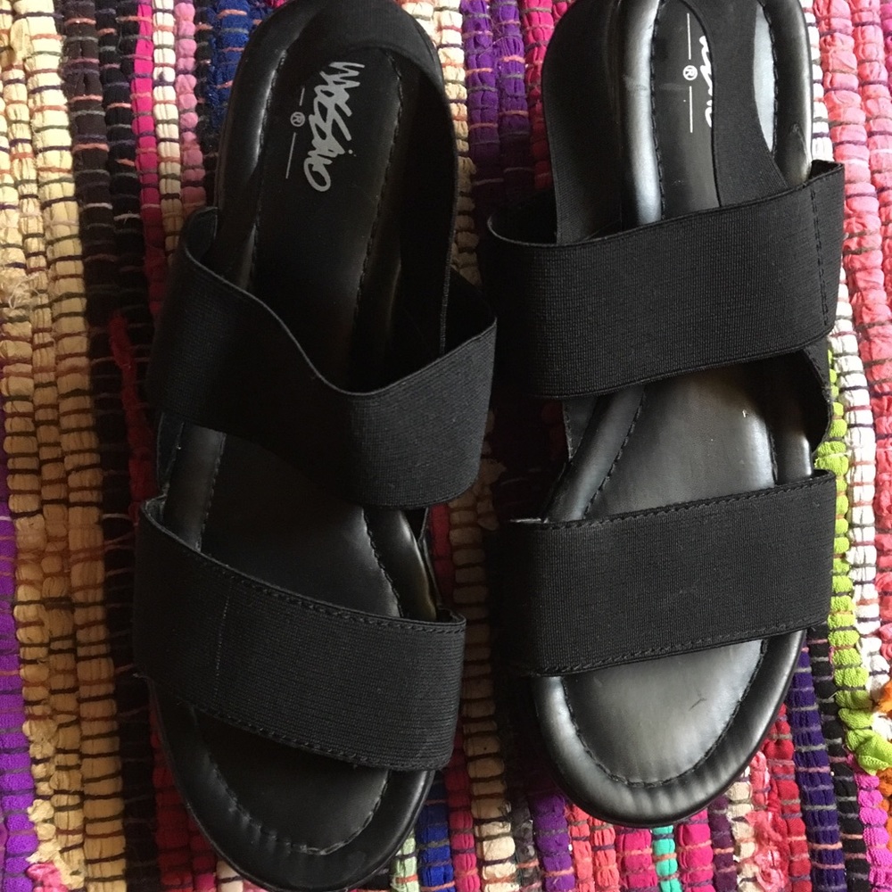 Black flatform sandals